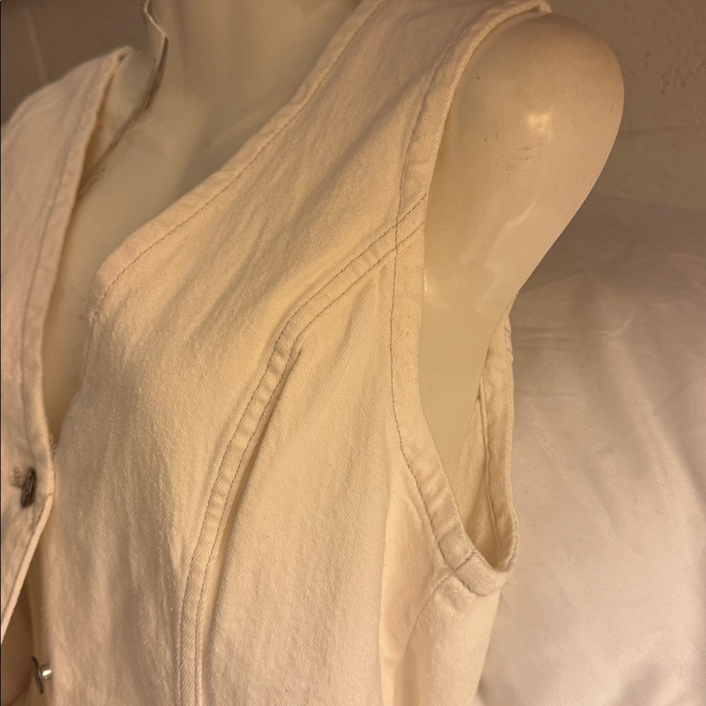 Abercrombie & Fitch - Picture 5 of 10